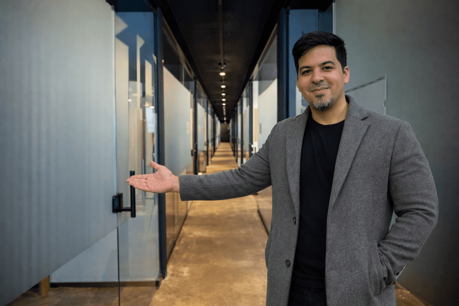 CEO da Franqify convidando para explorar o hub de serviços